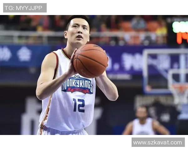 篮球明星替补的逆袭之路如何在赛场上实现自我价值与辉煌梦想